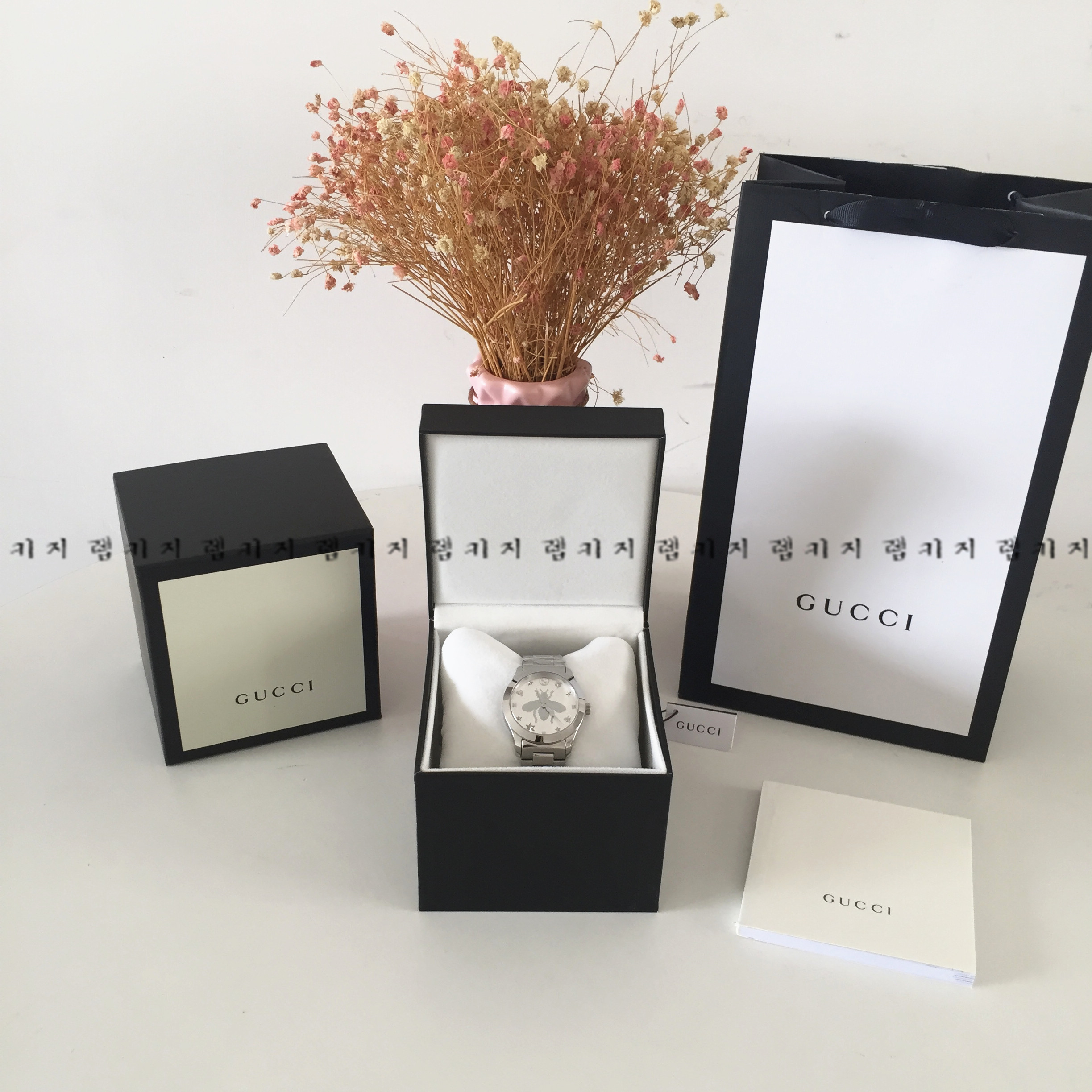 구찌 G타임리스 꿀벌 은장 메탈시계